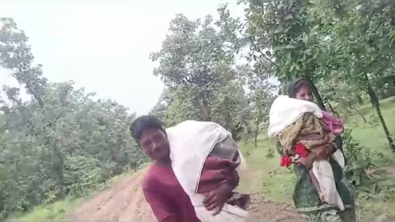 A young couple from Aheri taluka was forced to carry the bodies of their two dead sons.