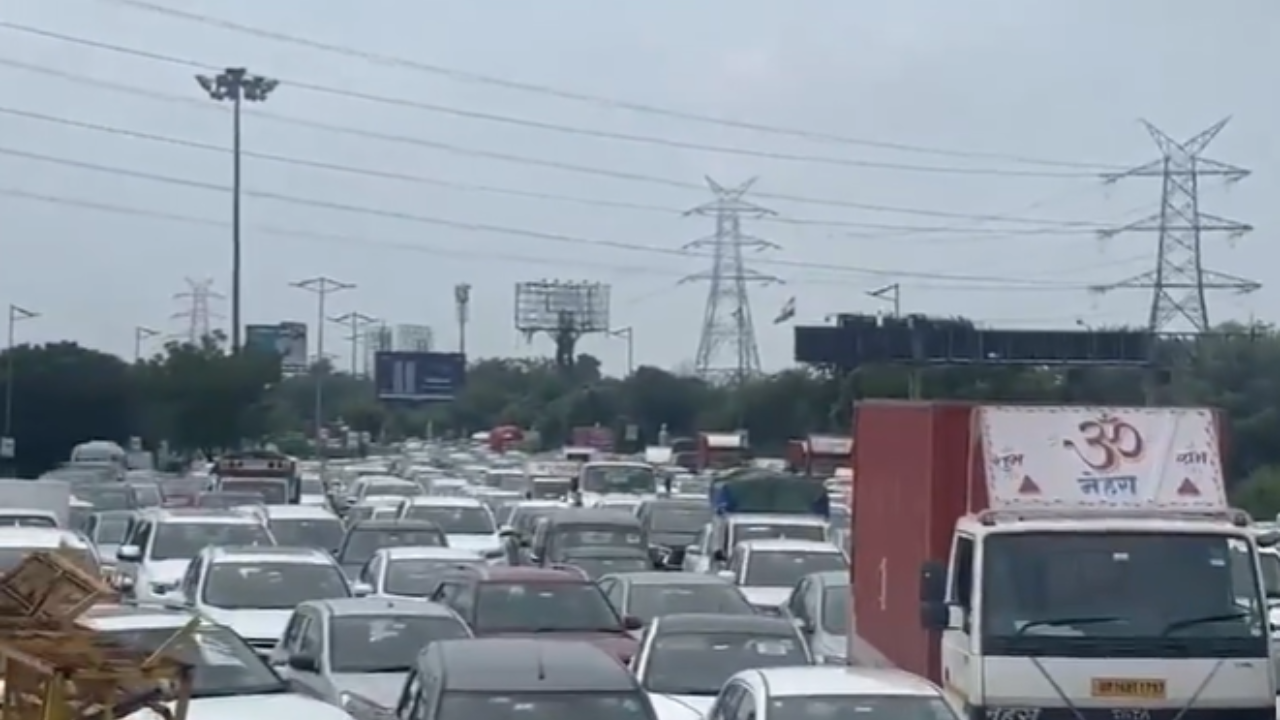 Noida sees heavy traffic, roads packed