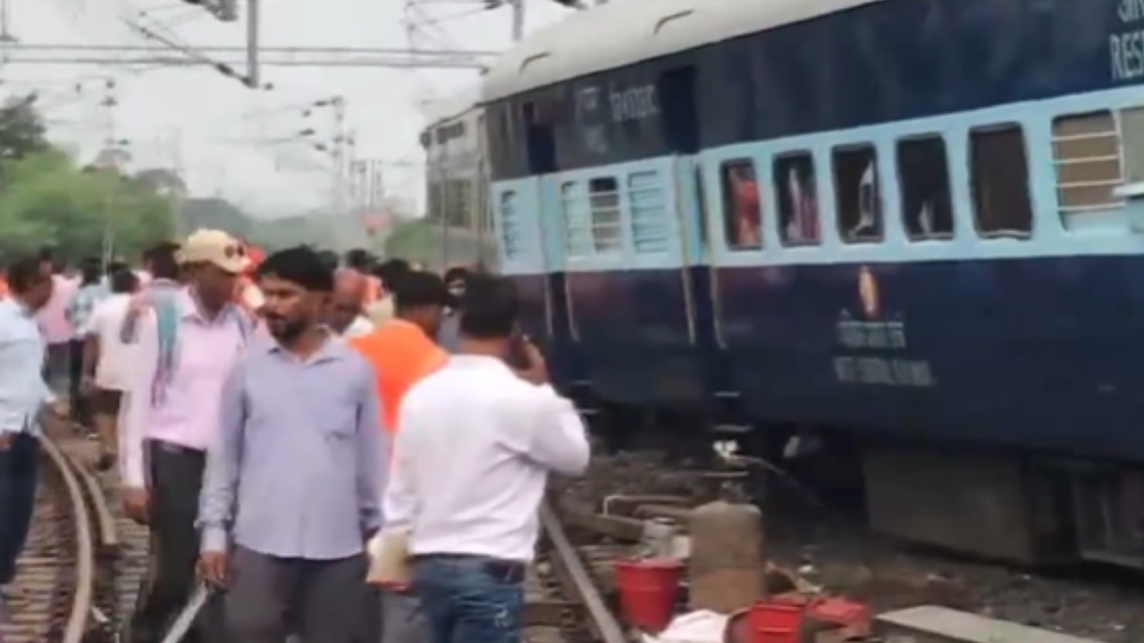 madhya pradesh two coaches of indore jabalpur overnight express derail in jabalpur tragedy indian railways video