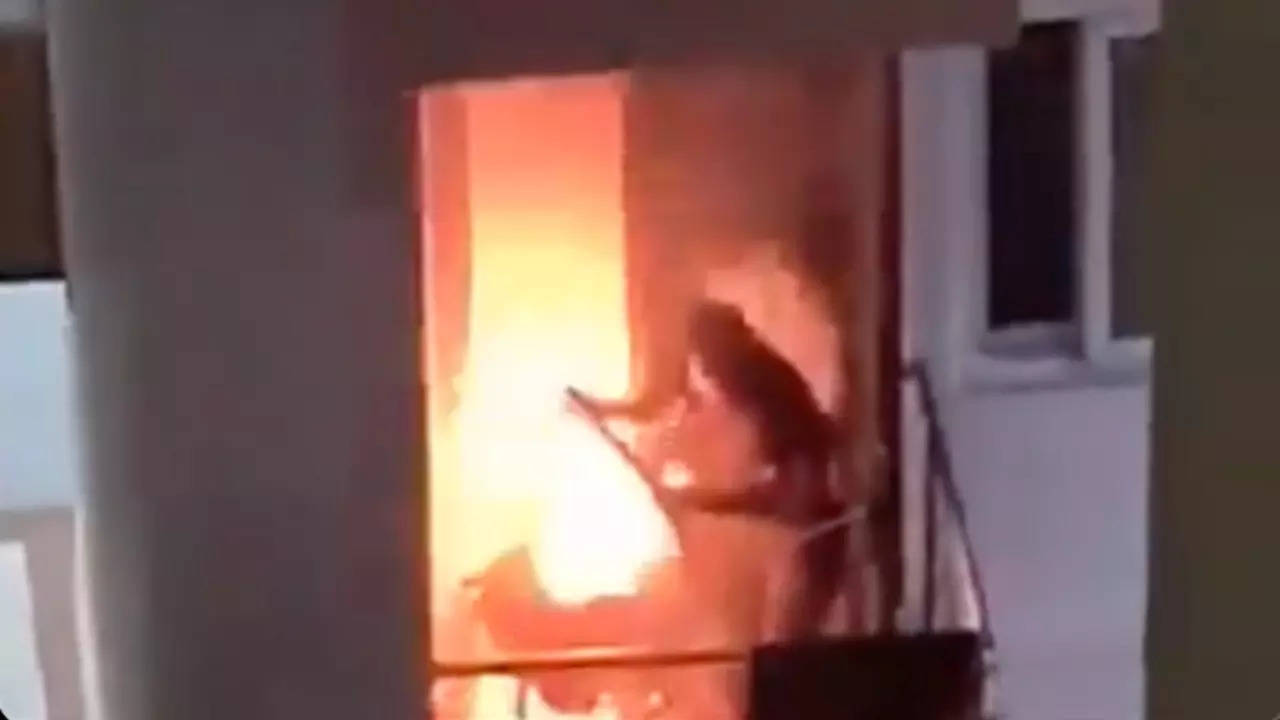 IIT Patna Girls’ Hostel Fire: Man Throws Flaming Chair Off Balcony in Viral Video