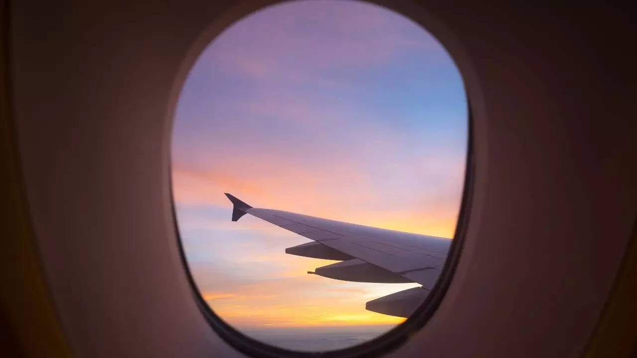 why do planes have round windows?