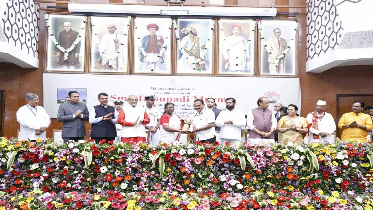 Best Parliamentarian Award to MLA Satish Chavan