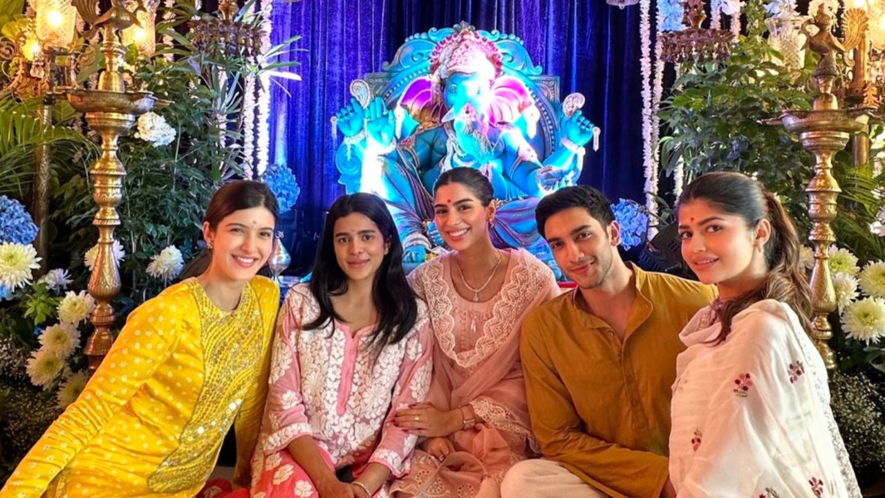 Khushi Kapoor, Rumoured Bae Vedang Raina Celebrate Ganesh Chaturthi. BFFs Anjini Dhawan, Shanaya Kapoor Join