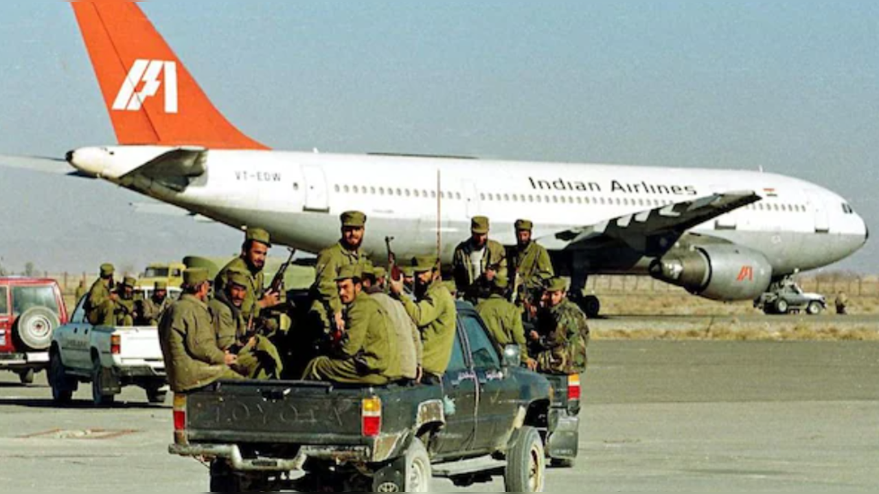 Taliban Islamic militia commandos head towards the hijacked Indian Airlines plane at Kandahar airport in Afghanistan, December 30, 1999.