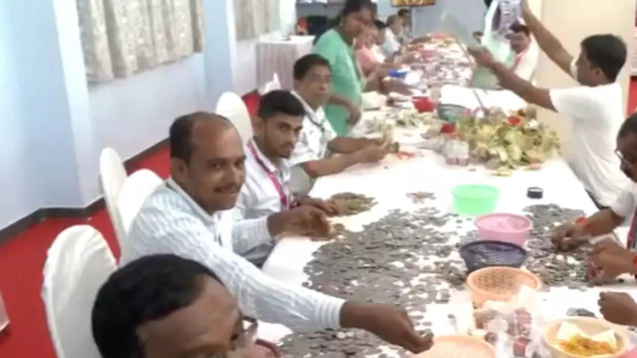 Committee counting donations at Lalbagucha Raja