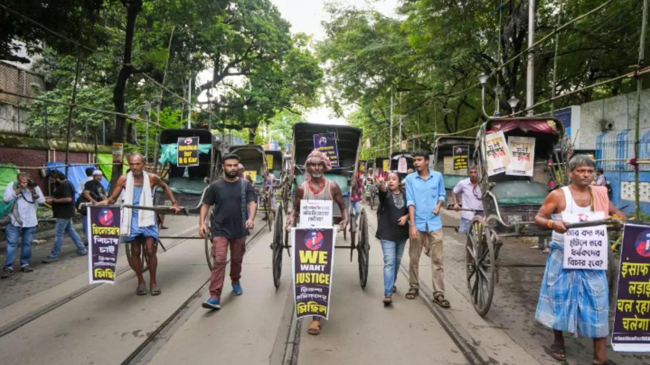 Kolkata rickshaw pullers protest