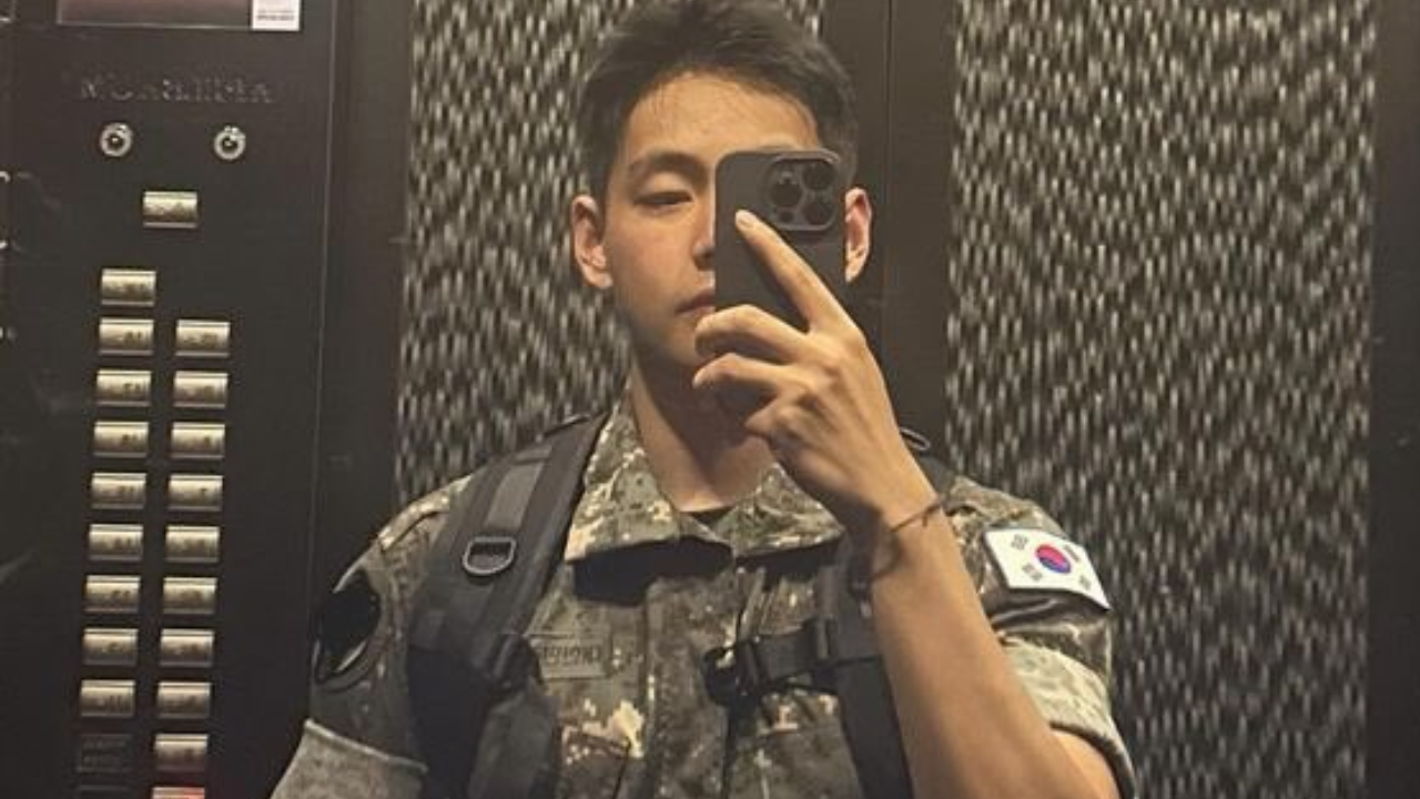 BTS' V Surprises ARMY By Joining Fan Group Chat, Shares UNSEEN Military Pic To Prove He's The Real Kim Taehyung