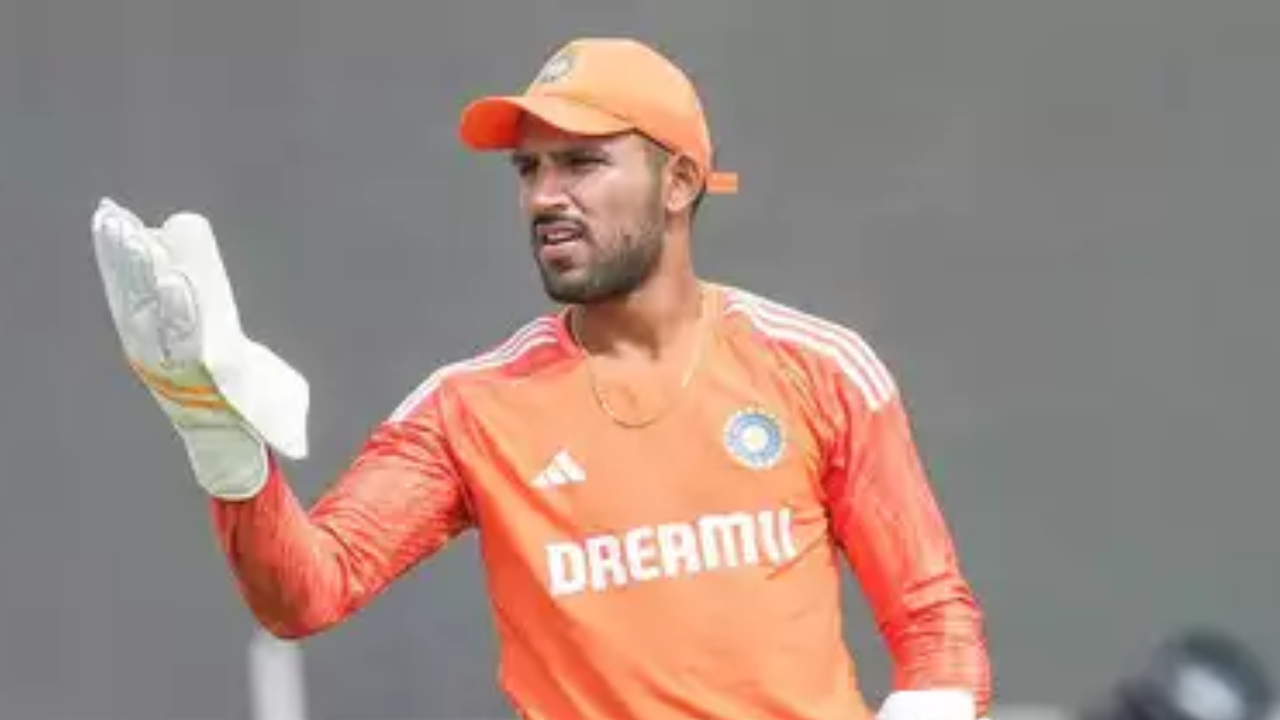 duleep trophy dhruv jurel equals records of ms dhoni most catches