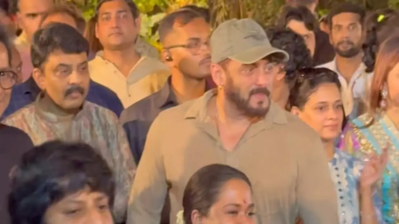 Salman Khan Dances To Dhol Beats With Sister Arpita, Other Family Members During Ganpati Visarjan. Watch