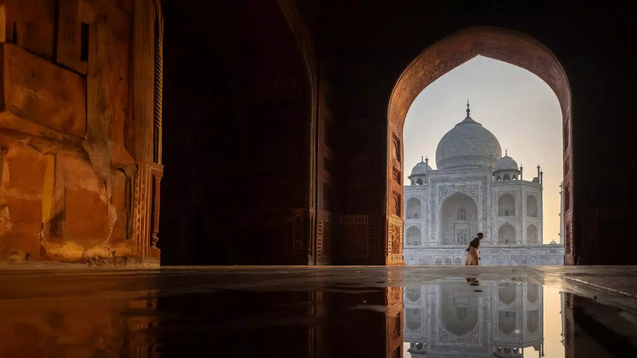 A New Vande Bharat Train Will Let You Travel From Agra To Varanasi In 7 Hours. Credit: Canva