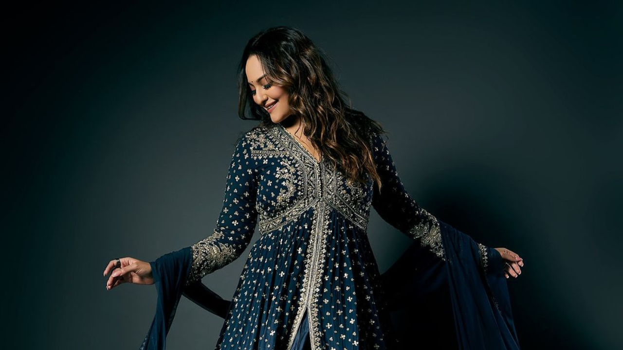 Sonakshi Sinha Wore A Heavily Embroidered Anarkali Valued Of Rs 2.38 ...