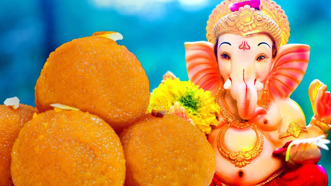 viral video shows man thefting ganesh puja laddu from a mandap in hyderabad