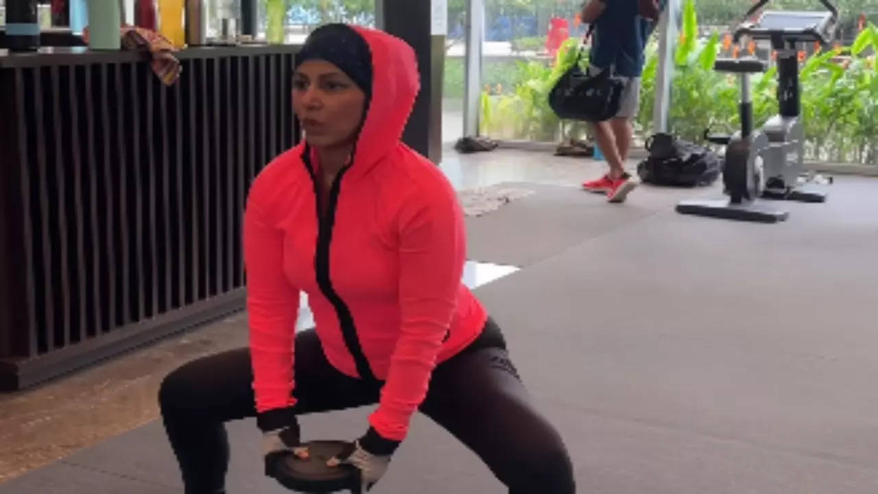 Hina Khan Drops Workout Video Amid Her Breast Cancer Treatment