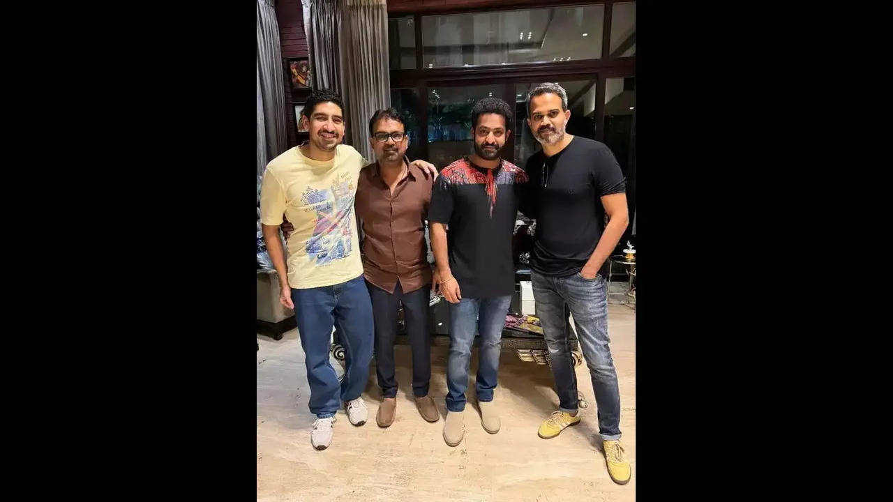 photo moment: ntr shares an adorable pic with his directors; shows his brotherly camaraderie