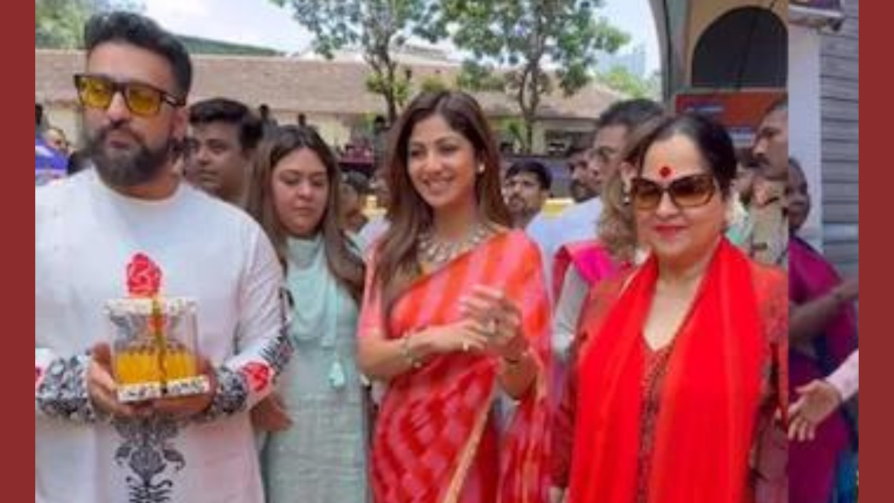 Shilpa Shetty Visits Lalbaugcha Raja Barefoot With Raj Kundra And Family