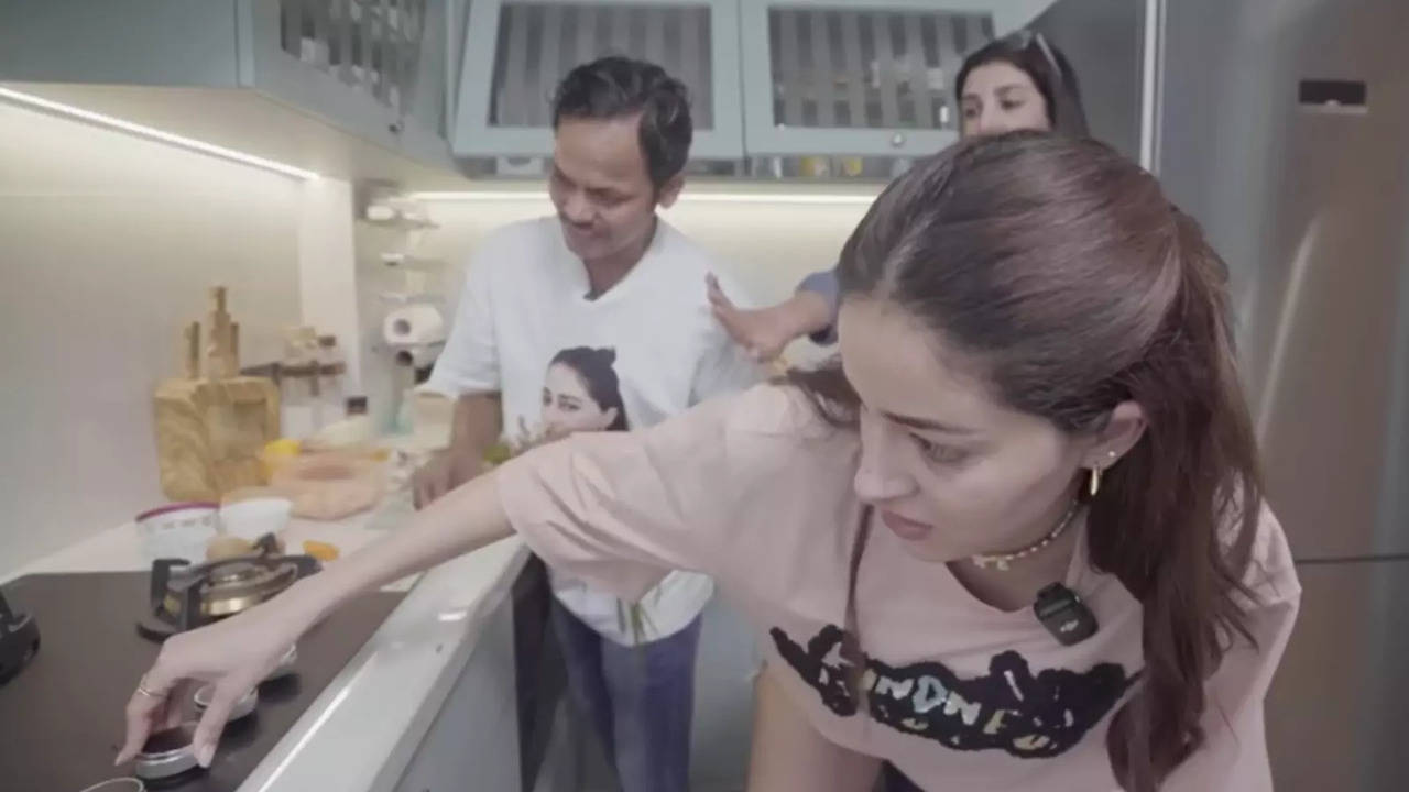 Ananya Panday Asks 'Gas On Kaise Karte Hai?' While Cooking With Farah Khan, Netizens React