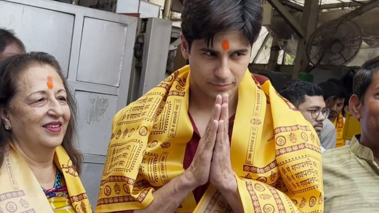 Sidharth Malhotra Seeks Blessings At Siddhivinayak Temple With Mom. Watch Viral Video