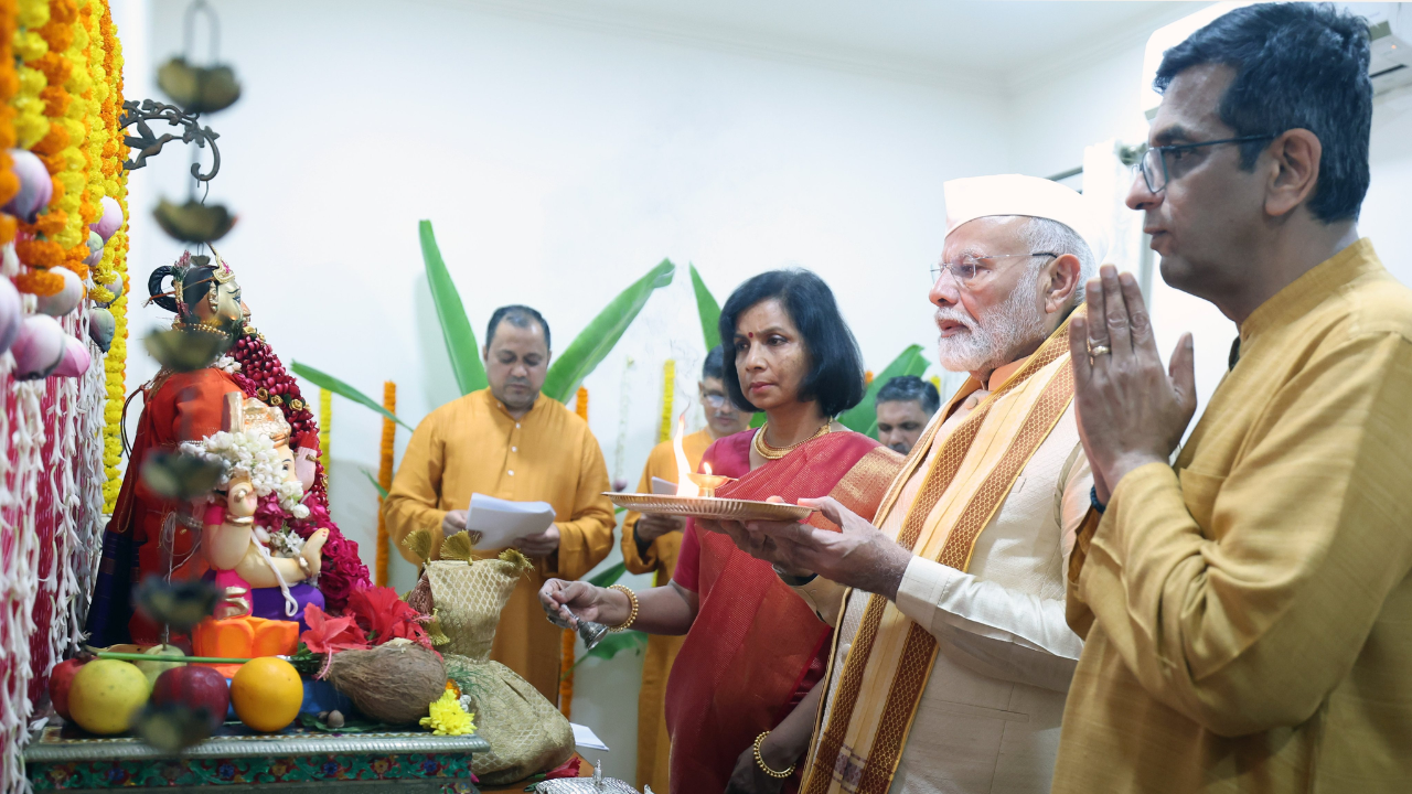 pm modi dy chandrachud ganesh puja