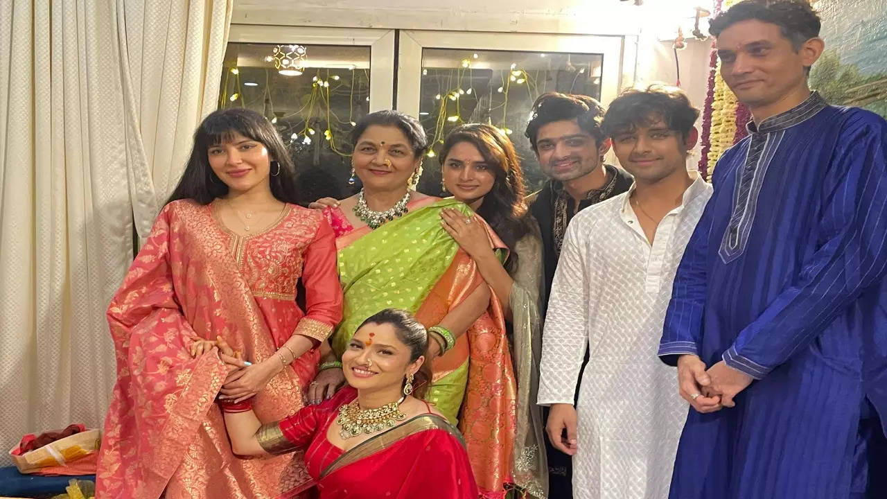 BB 17 Reunion: Abhishek Kumar, Samarth Jurel, Ayesha Khan, Khanzaadi Attend Ganesh Puja At Ankita-Vicky’s House