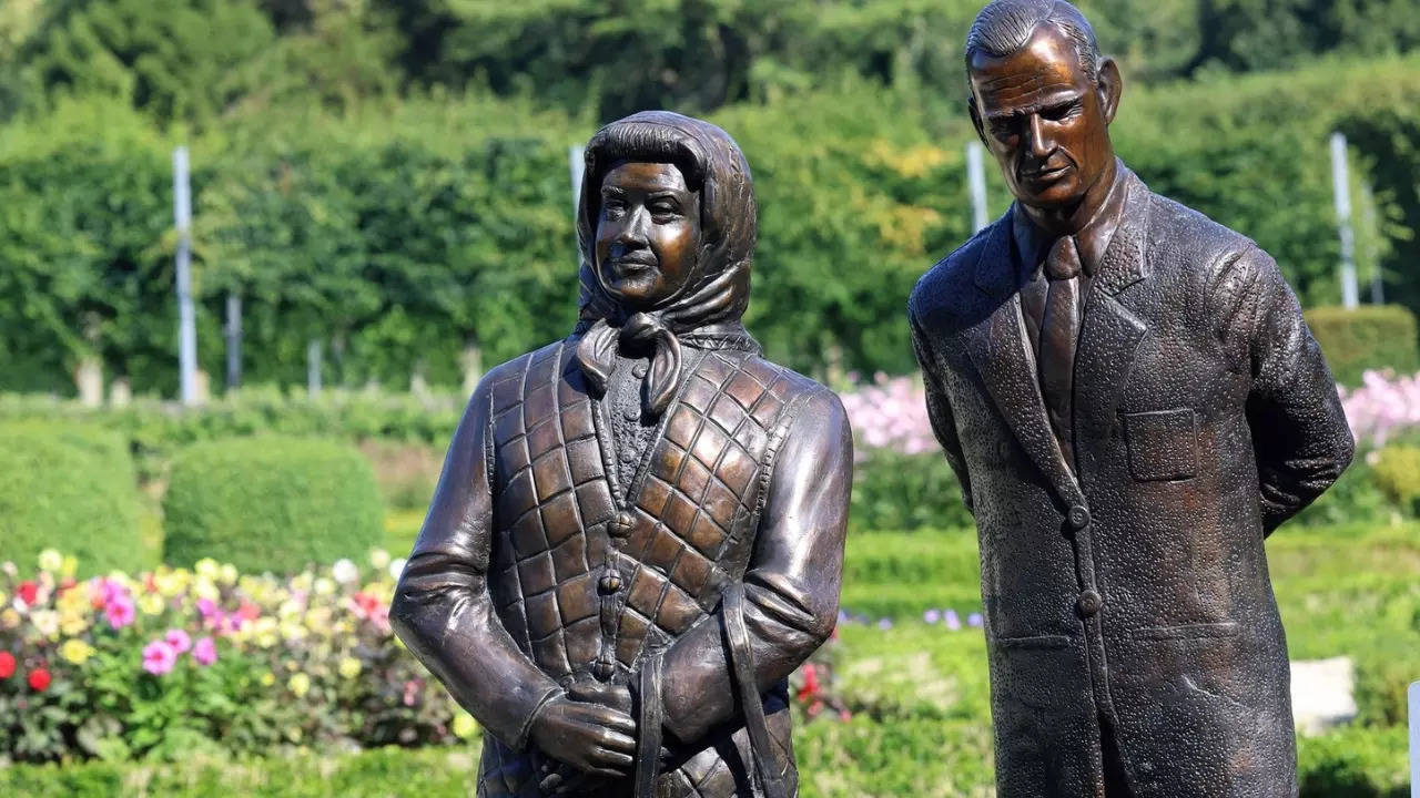 The memory of Queen Elizabeth II immortalised in a new bronze statue unveiled on the monarch's second death anniversary. | Courtesy: Antrim and Newtownabbey Borough