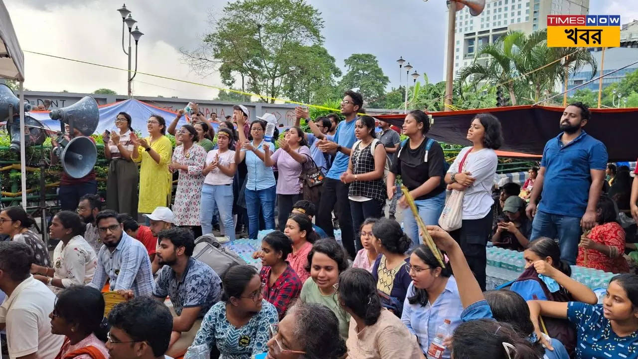 a female police officer suddenly fell ill while on duty in front of the protest area the protesting junior doctors saved her life