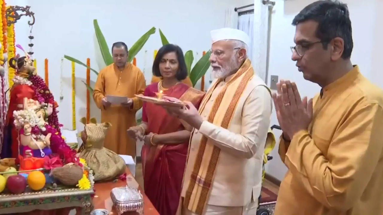 pm modi perform ganpati pooja at cji dy chandrachud home opposition slams