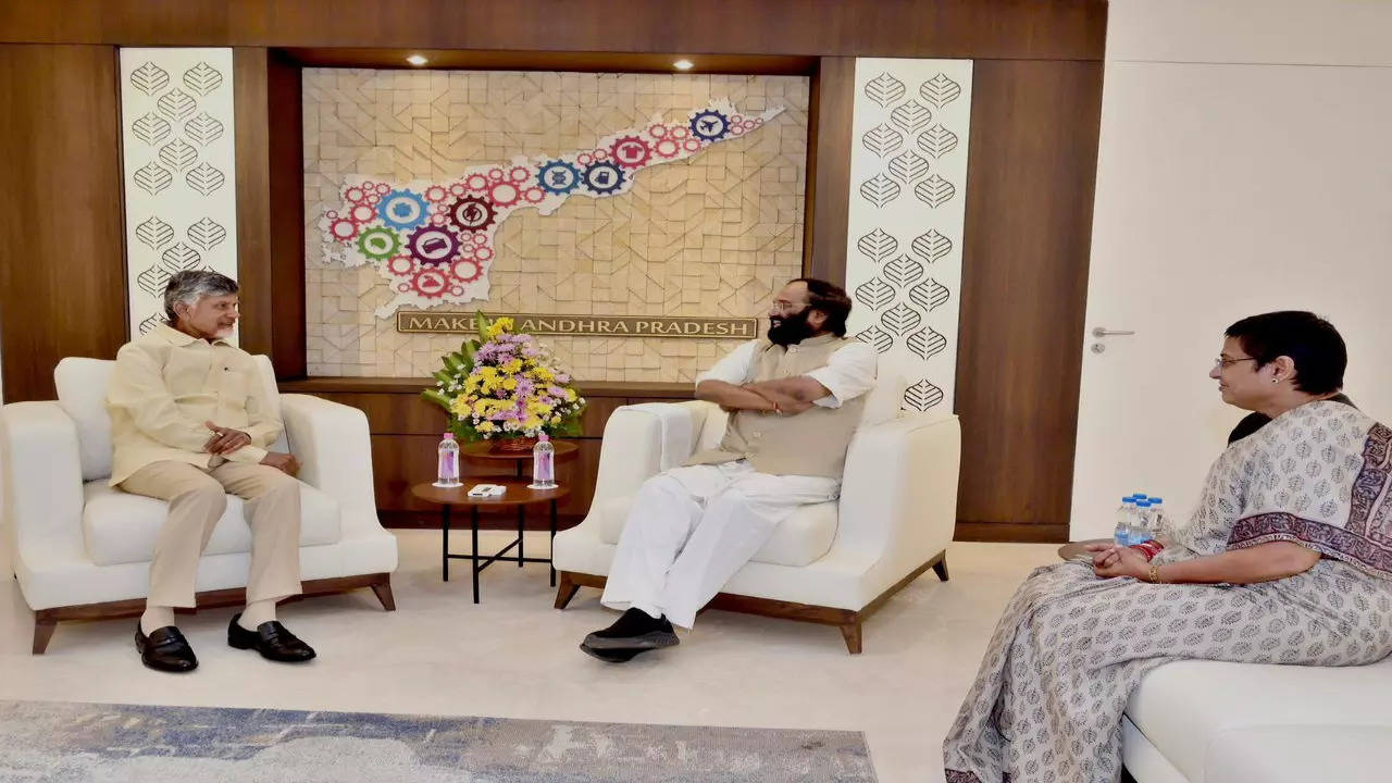 interesting politics: telangana minister uttam kumar reddy's couple met with cm chandrababu