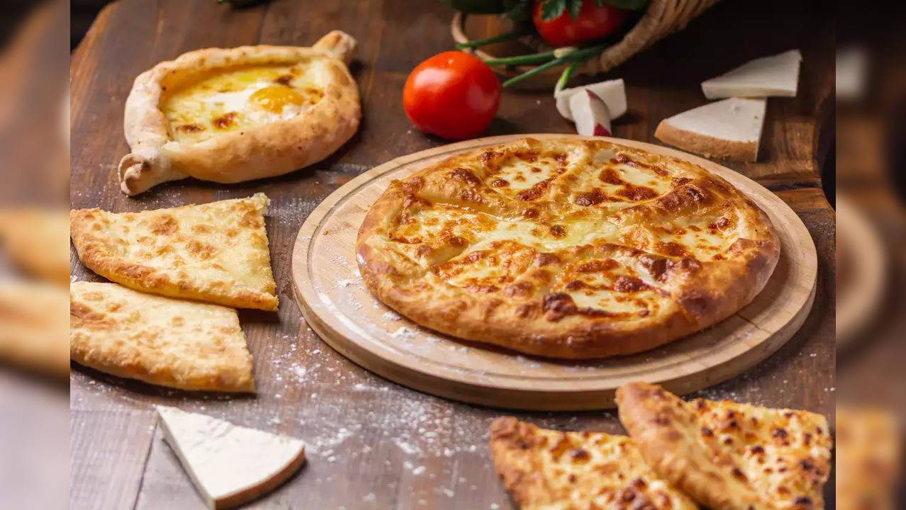 Cheese and Garlic Naan-Pizza, A Desi Twist On The Italian Favourite