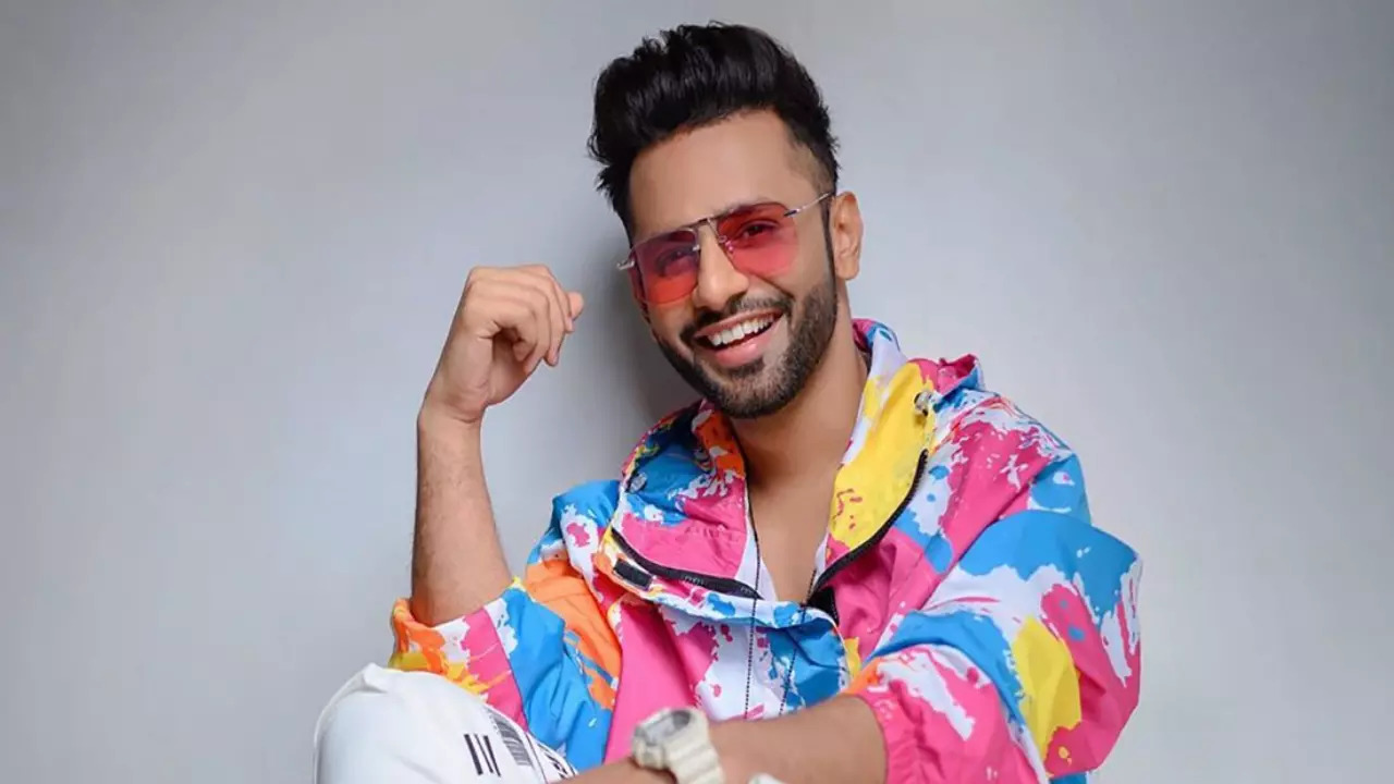 Rahul Vaidya Stuns Everyone With His Non-Stop Performance In Jaipur Despite Dengue Fever