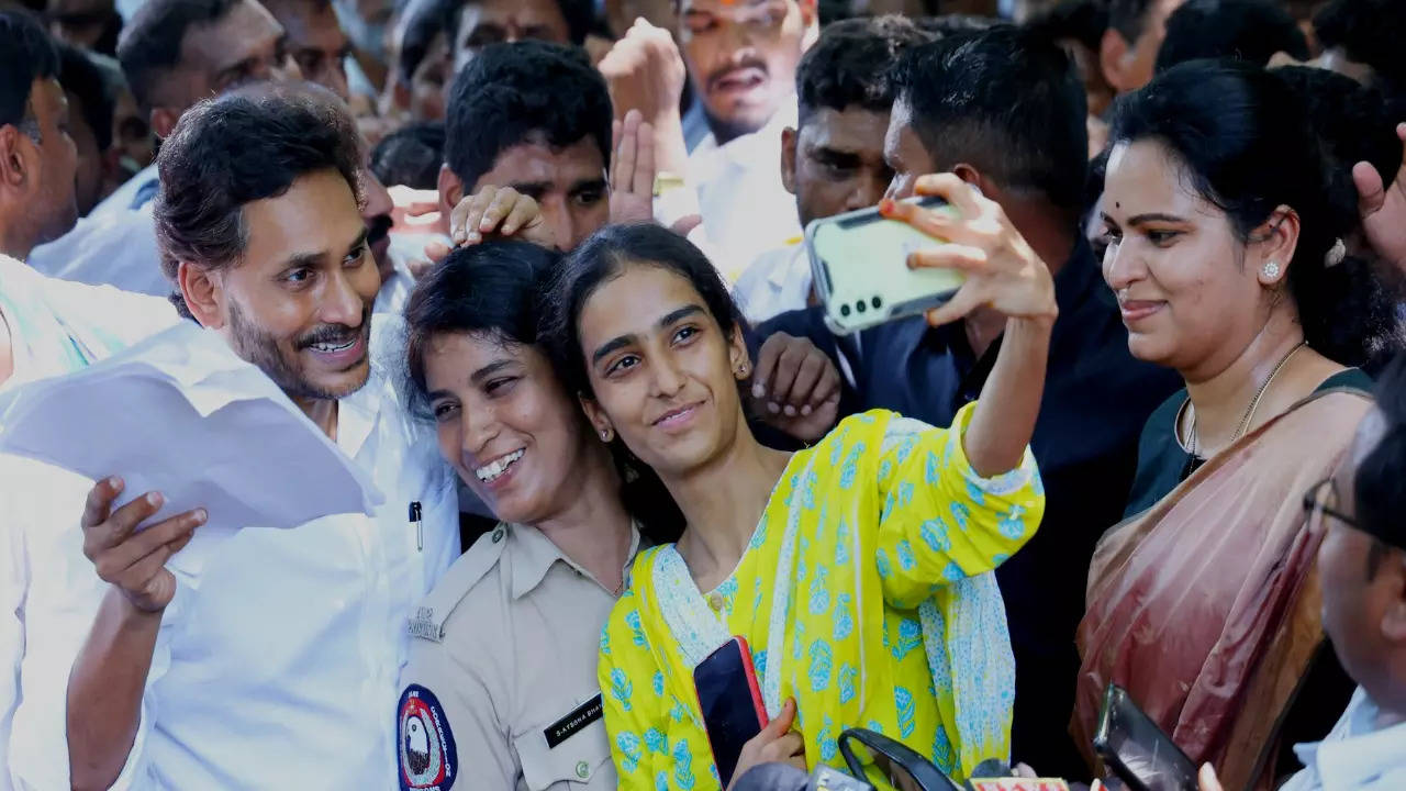 Woman Constable Selfie with YS Jagan