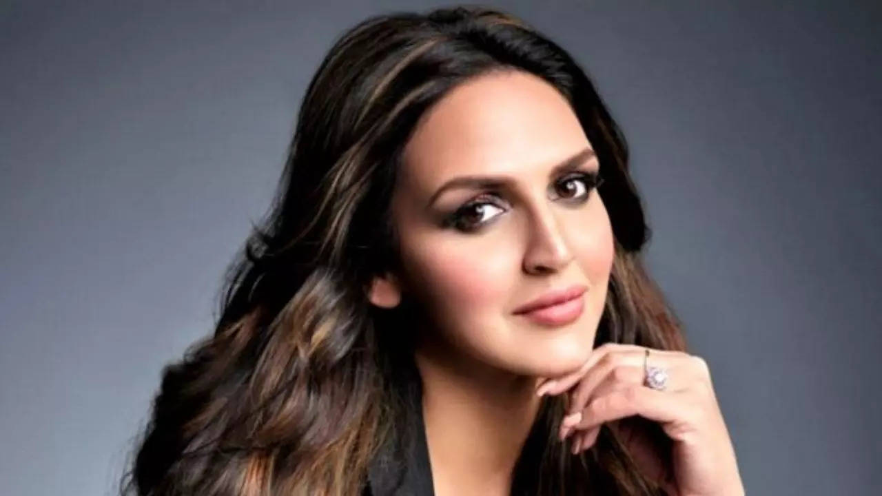 Esha Deol Calls Dad Dharmendra 'Orthodox', Reveals He Wanted Her To Get Married At 18