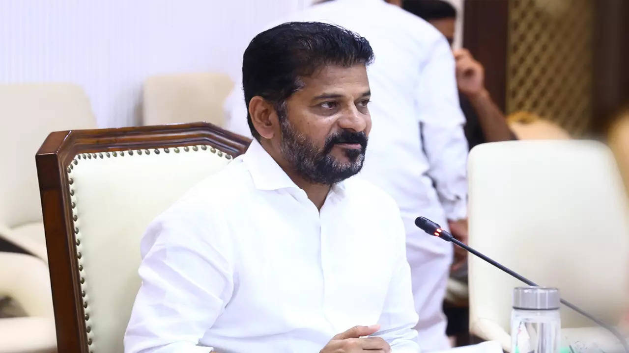 revanth reddy suggests to involve transgenders as traffic volunteers