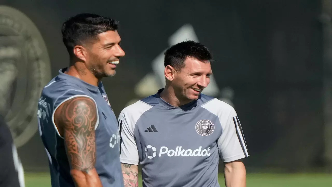 Lionel Messi and Luis Suarez during a practice session