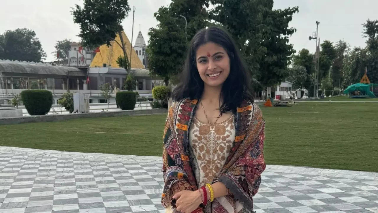 Two-time medallist Manu Bhaker has made several public appearances since her record-breaking run at the 2024 Paris Olympics, but none quite like her visit to Jalandhar's Devi Talab Temple, where she was seen without her bronzeware. | Courtesy: Mufaddal Vohra/X