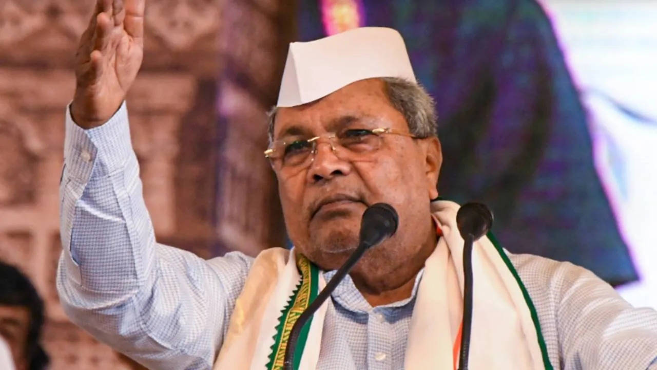 A man ran towards Siddaramaiah while he was on stage