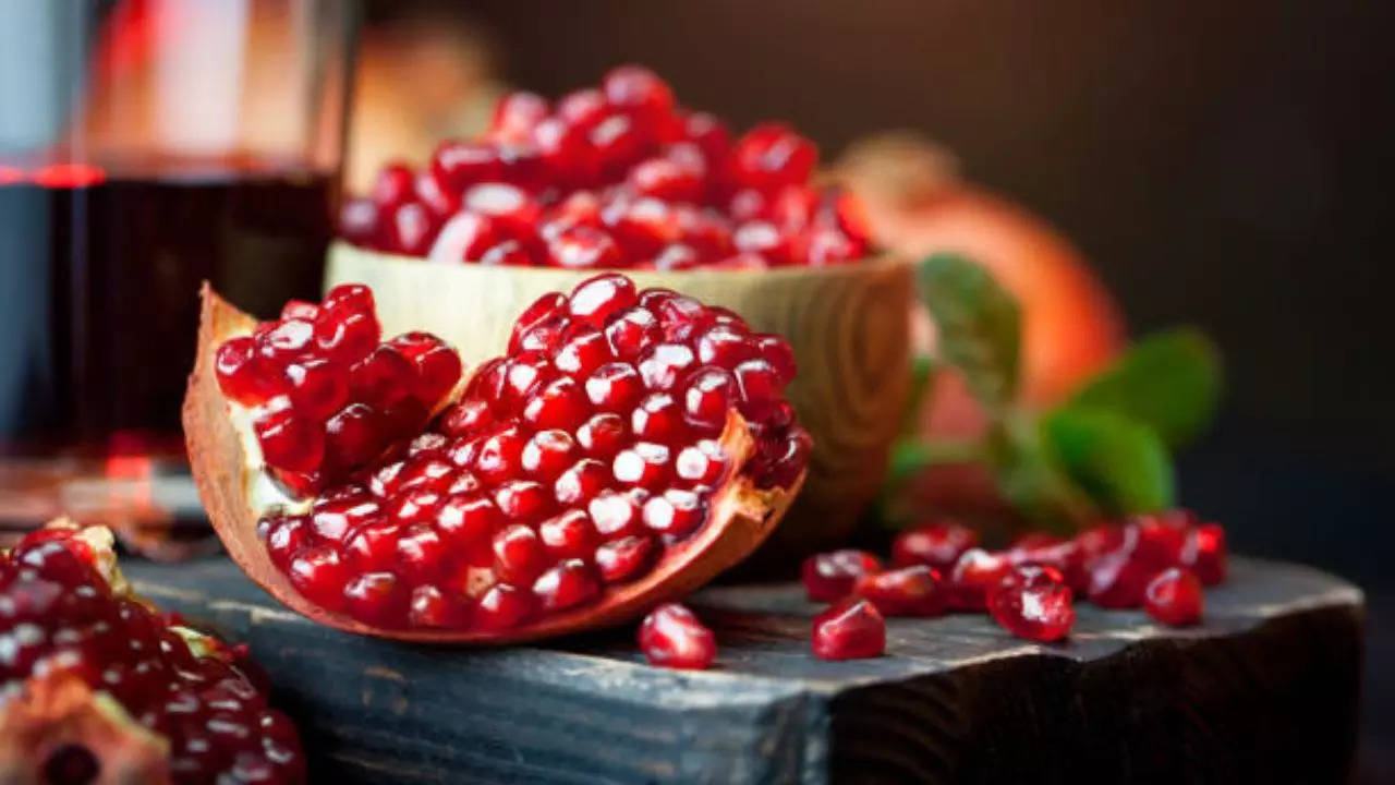 5 reasons why you should eat a pomegranate daily