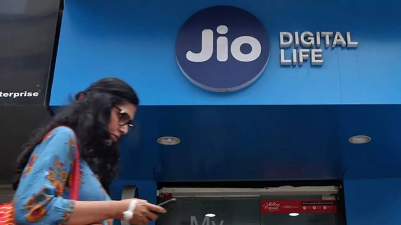 mukesh ambanis reliance jio new affordable plan rs 75 plan unlimited calls and 2 5 gb data