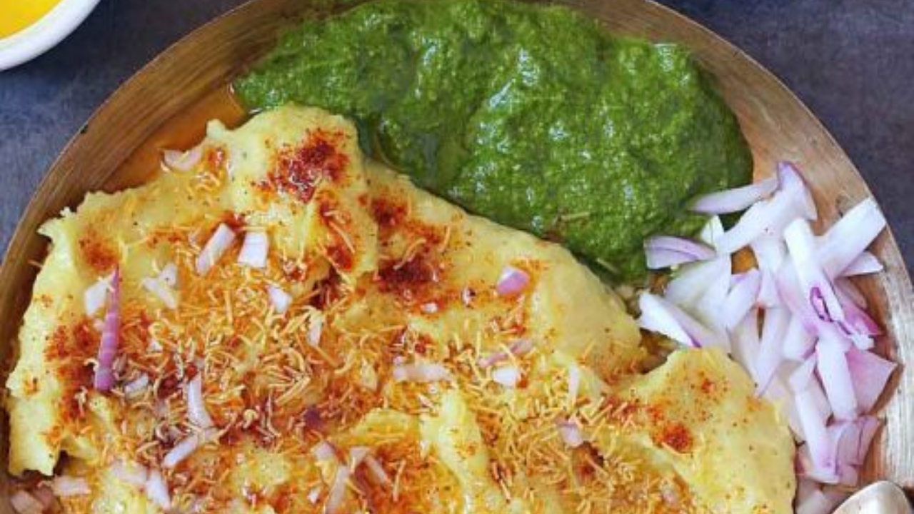 Gujarati Surti Locho- Savour This Snack For A Comforting Start To The Week