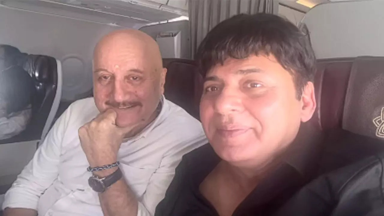 Sudesh Lehri Can't Keep Calm As He Bumps Into Anupam Kher In A Flight - Watch Video