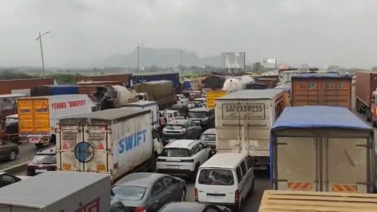 Traffic on Bhiwandi-Nashik highway