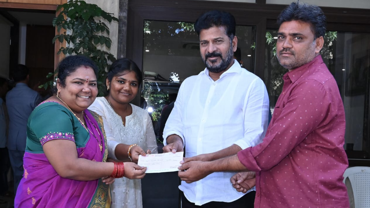 kumari aunty donated 50 thousand rupees to the telangana cm relief fund