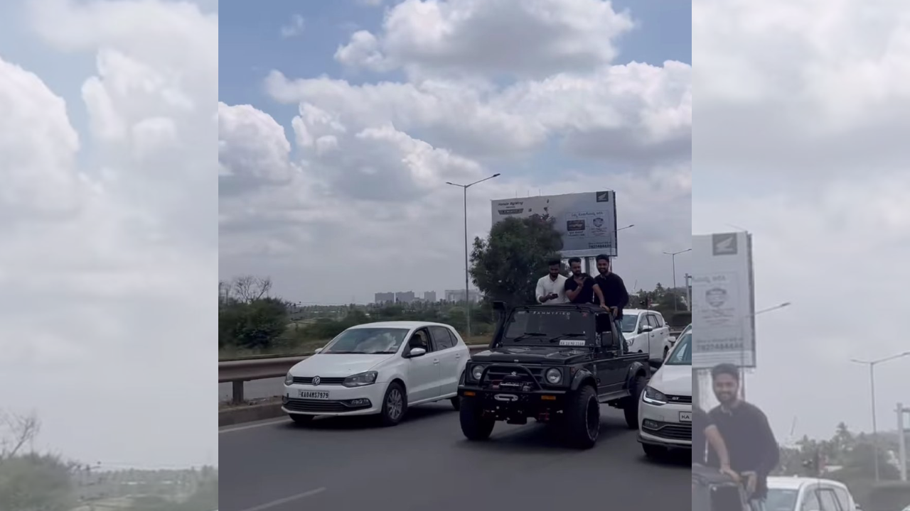 People create ruckus on Bengaluru road (Credits:Twitter/@DavidJakso75281)