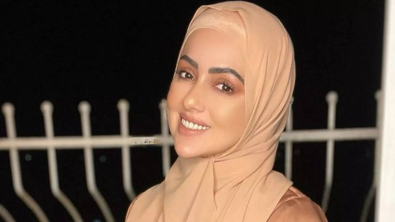 Sana Khan Has THIS To Say About Changing Muslim Women’s Mindset By Wearing Abayas During Maldives Vacay