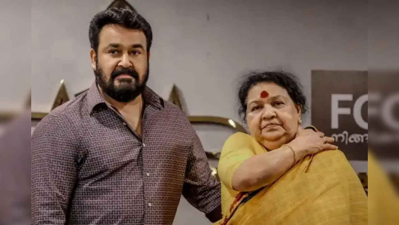 Kaviyoor Ponnamma (R) with Mohanlal (L)