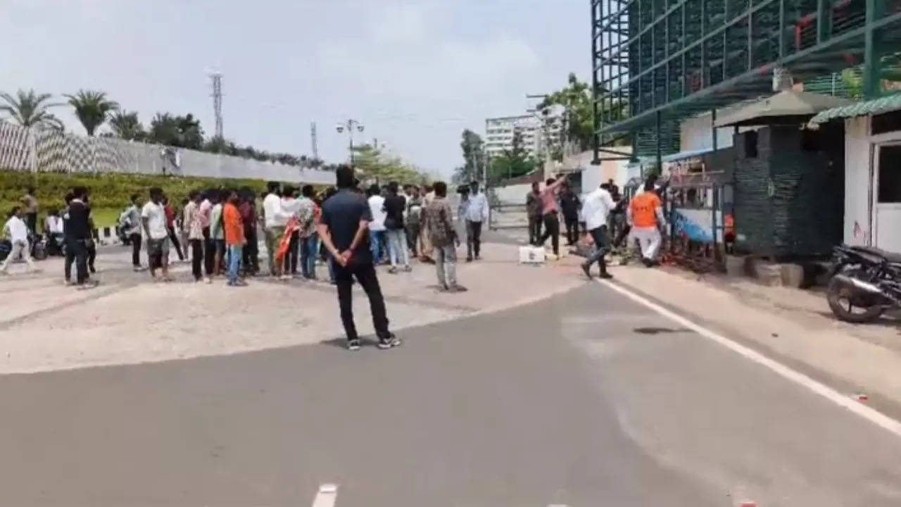 bjym protest at ys jagan house