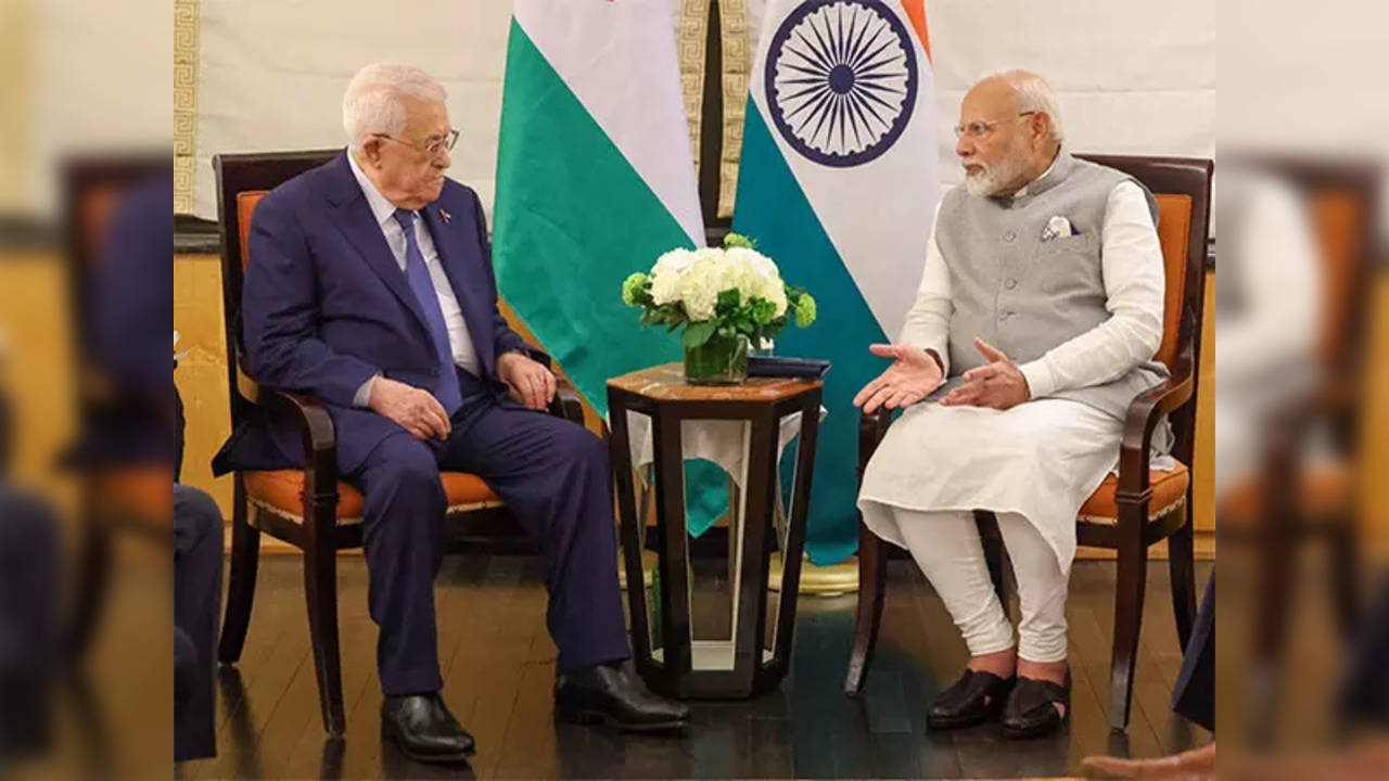 Prime Minister Narendra Modi with Palestinian President Mahmoud Abbas (Photo: X@MEAIndia)