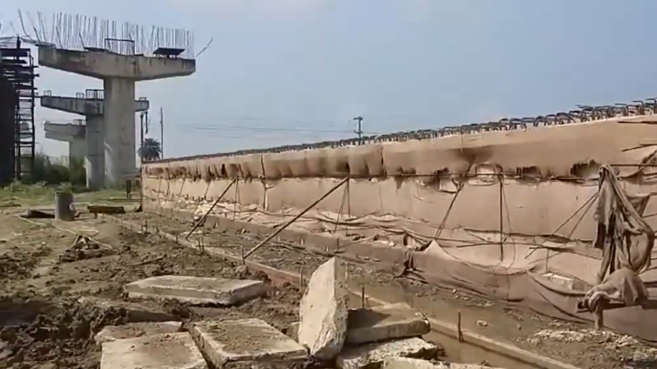 A part of the under-construction bridge of Bakhtiyarpur and Tajpur Ganga Mahasetu collapsed