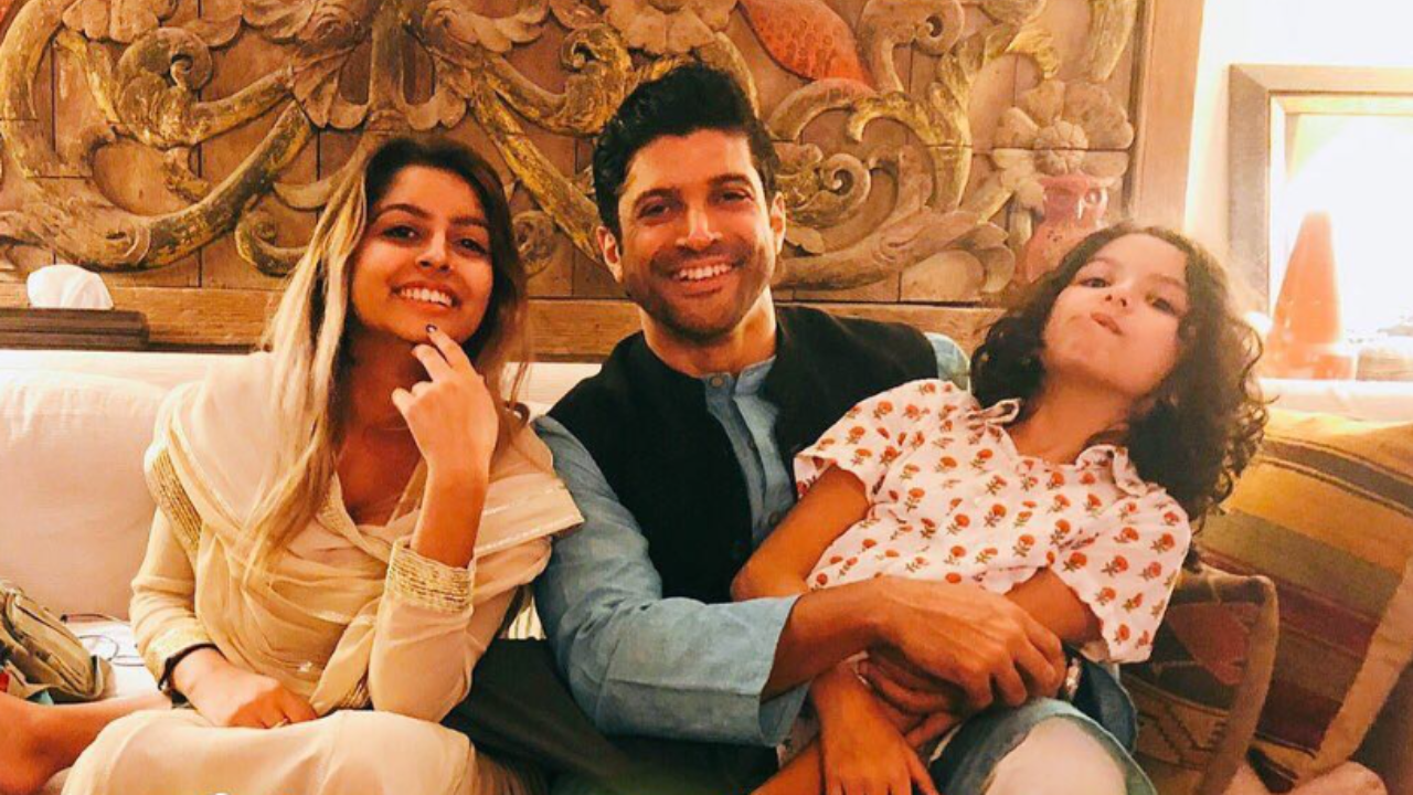 Farhan Akhtar With His Daughters