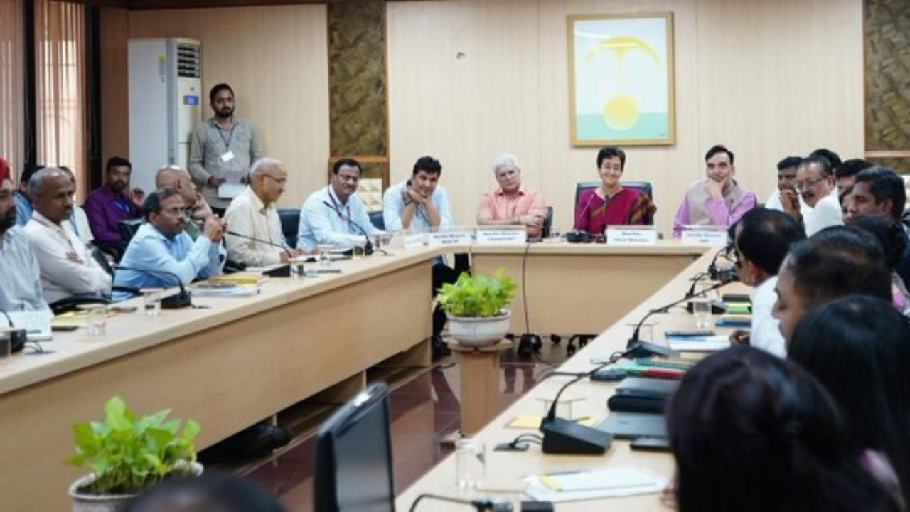 Breaking News Atishi Holds 1st Meeting With Cabinet Ministers Chief Secretary  Officials