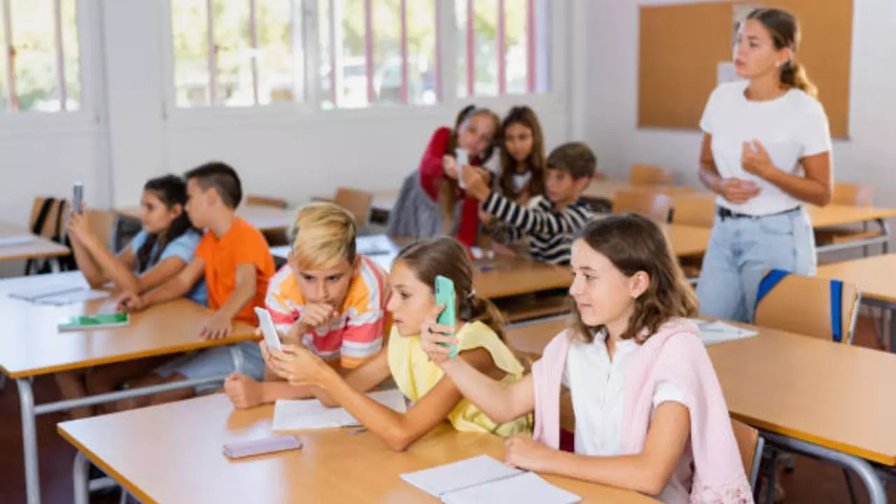 California Becomes The Latest US State to Restrict Student Smartphone Use at School; Know Why 